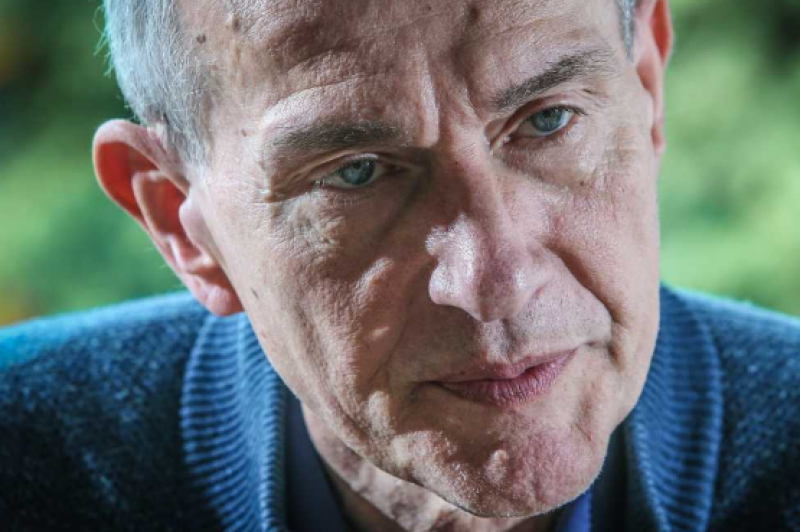 Doorbraak: “Vandenbroucke gaf bevel om burger te prikken met vervallen coronavaccins”
