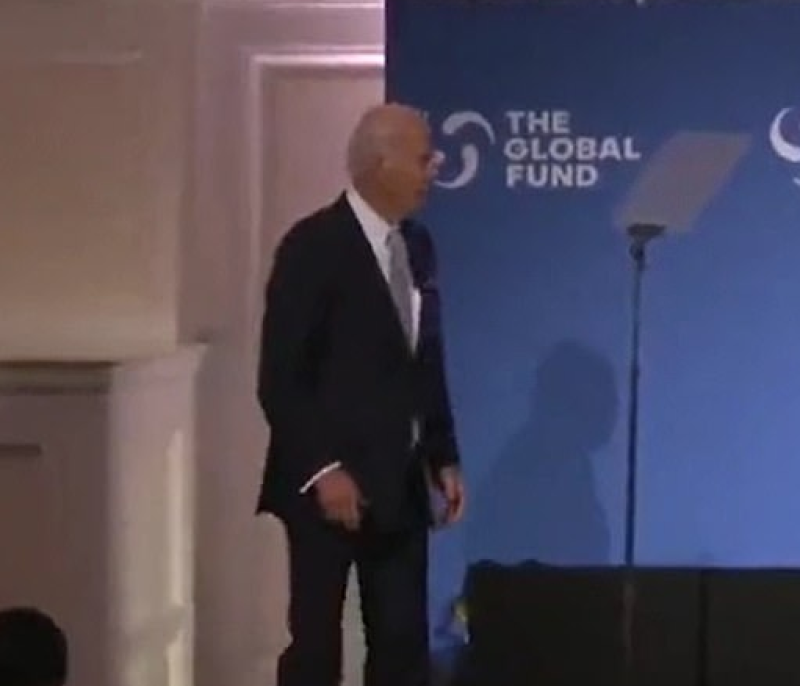 Biden lijkt steeds meer op sukkelende paus (video)