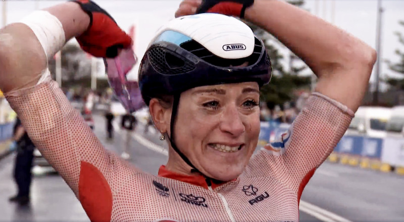 Van Vleuten wordt wereldkampioene met een gebroken elleboog (video)
