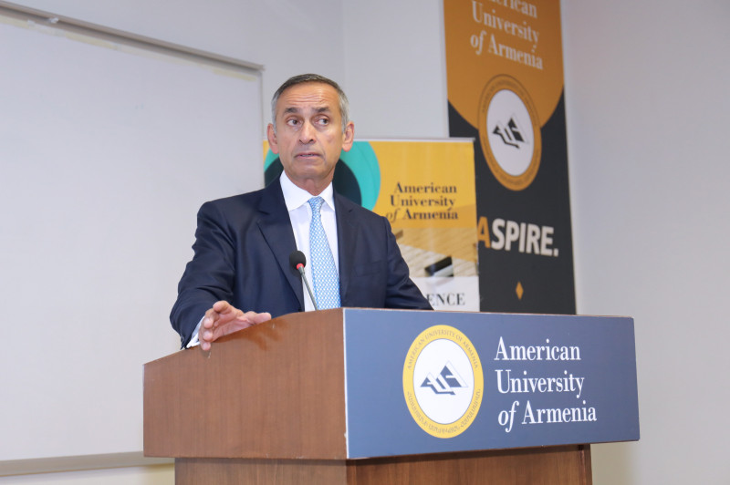 Ara Darzi: “Antivaxers zijn wereldwijde bedreiging die verslagen moet worden”
