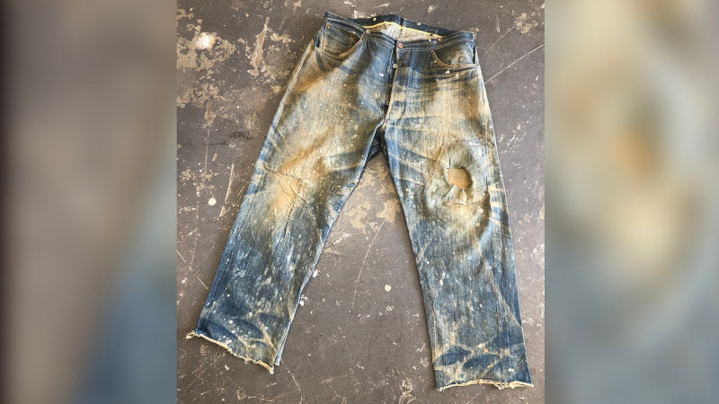 Deze versleten jeansbroek is 77.000 euro waard (foto's)