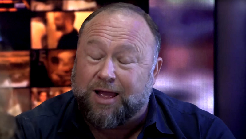 Alex Jones moet 1 miljard betalen aan nabestaanden van schietpartij in Sandy Hook