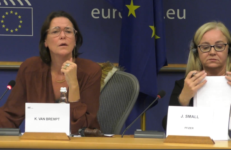 Topvrouw van Pfizer met billen bloot in Europarlement