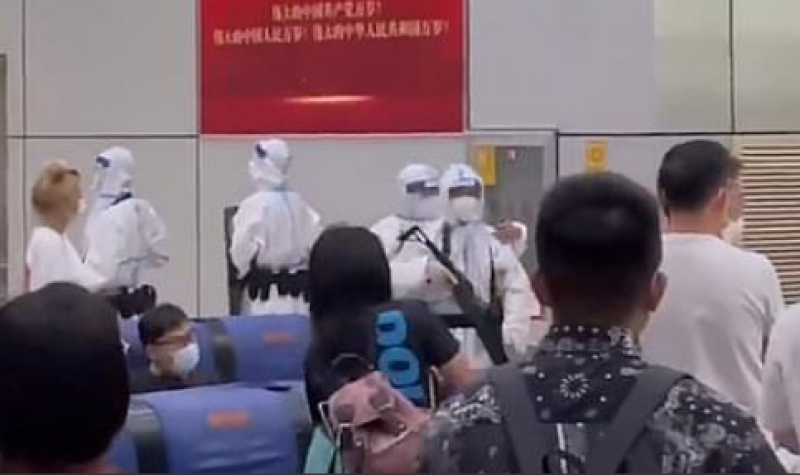 China plaatst luchthaven in lockdown: bewakers met machinegeweren bedreigen reizigers