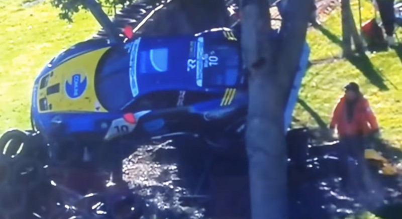 Porsche vliegt tegen 160 km/u in een boom (video's)
