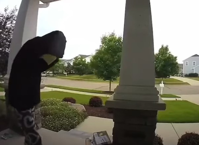 Pakjesdievegge krijgt instant karma op haar doos (video)
