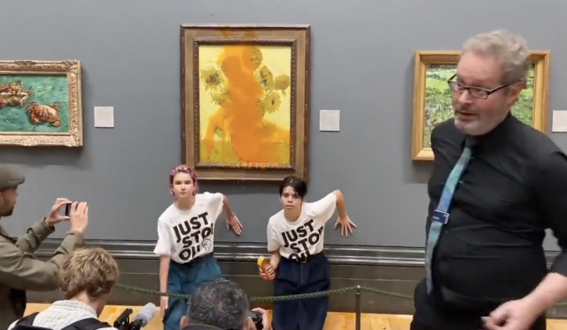 Was het soepgooien naar Van Gogh in scène gezet? (video)
