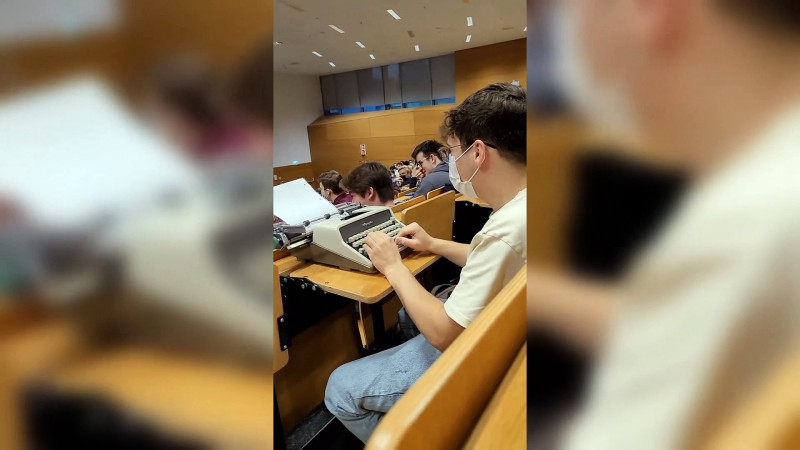 Student neemt oude typemachine mee naar les na verbod op laptops (video)