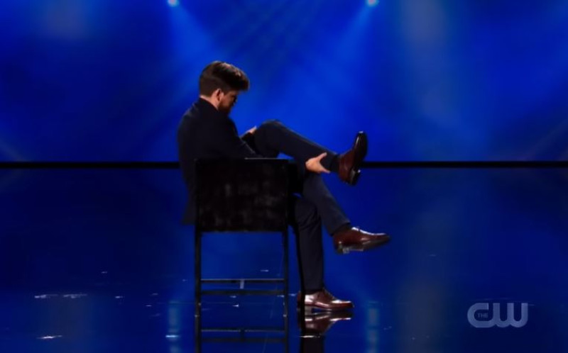 Deze goochelaar heeft wel degelijk een poot om op te staan (video)