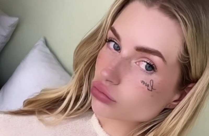 OnlyFans-zusje van Kate Moss laat tattoo op haar snoetje zetten (video)