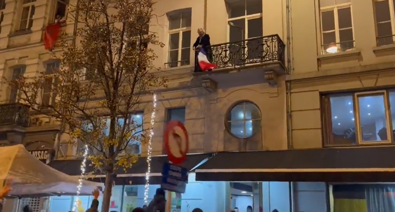 Brusselaar neemt Franse vlag weg vanwege dreigende Marokkaanse fans (video)
