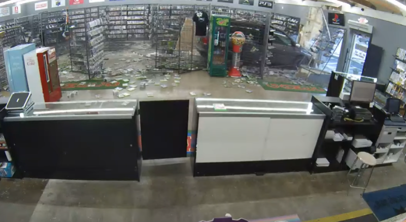 Oma rijdt per ongeluk achterwaarts binnen in winkel (video)