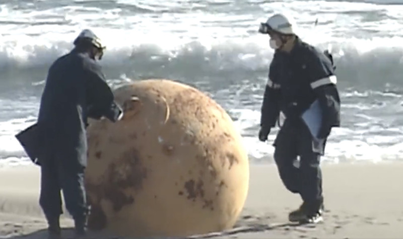 Japan in de ban van geheimzinnig ijzeren object op het strand (video)
