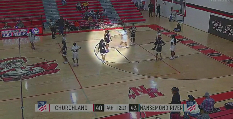 Basketbaltrainers van school gestuurd voor bizarre reden (video)