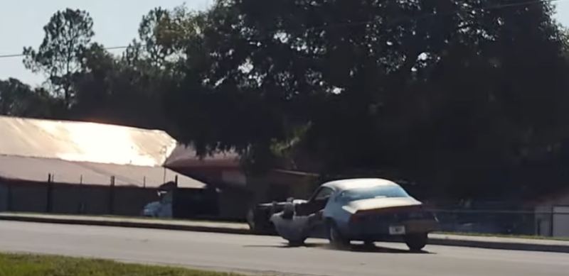 Kerel slingert zichzelf uit zijn eigen wagen (video)