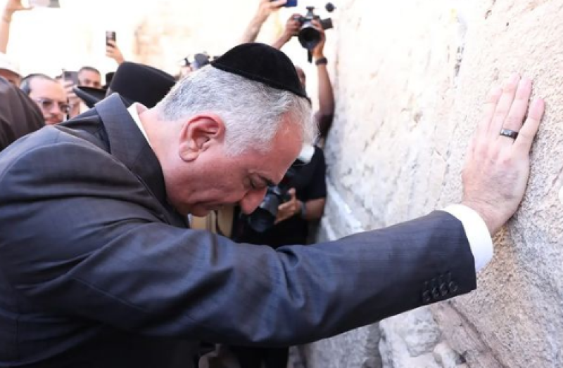 Verbannen Iraanse kroonprins Reza Pahlavi in Israël: lof én kritiek