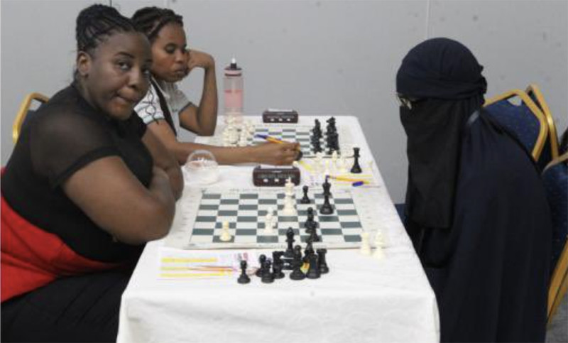 Keniaanse schaker probeert als vrouw schaakkampioen(e) te worden