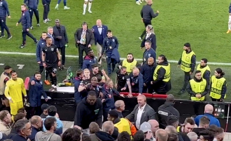 Nederlands supporters vallen familie spelers van West Ham United aan (video’s)