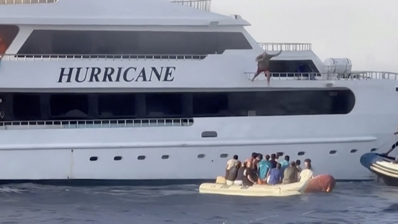 Man springt uit brandend jacht (video)