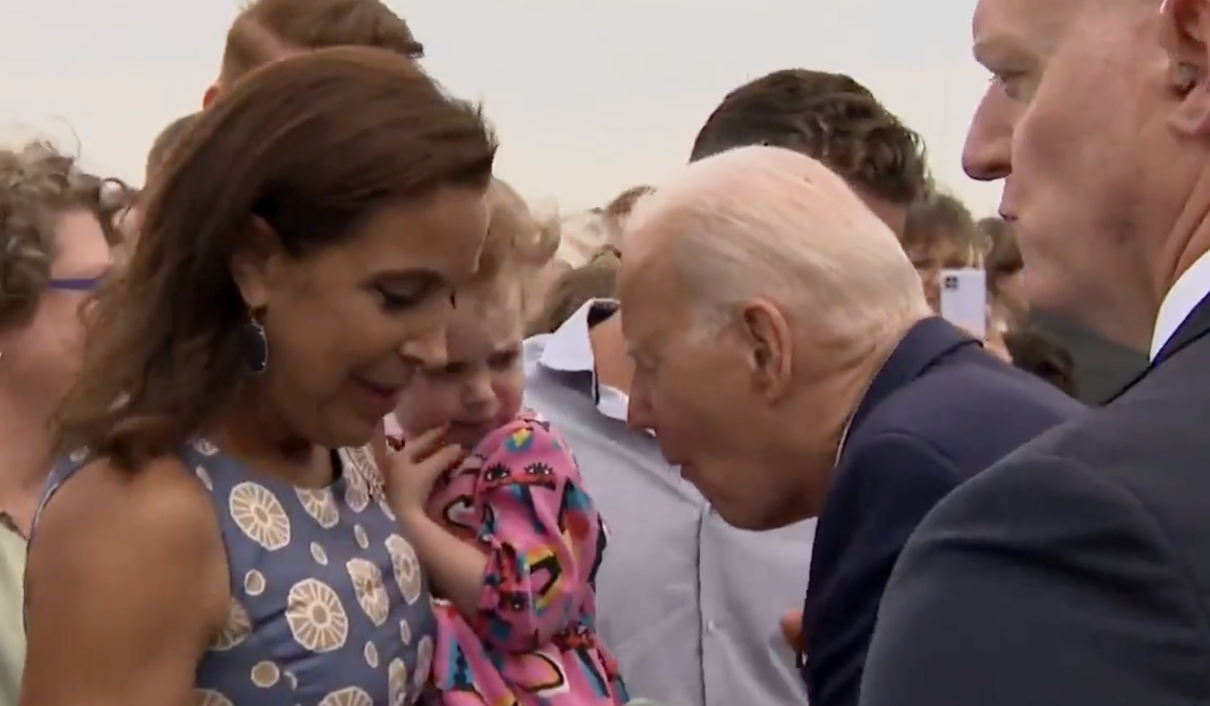 Biden Maakt Klein Meisje Bang Met Zijn Geknabbel Video