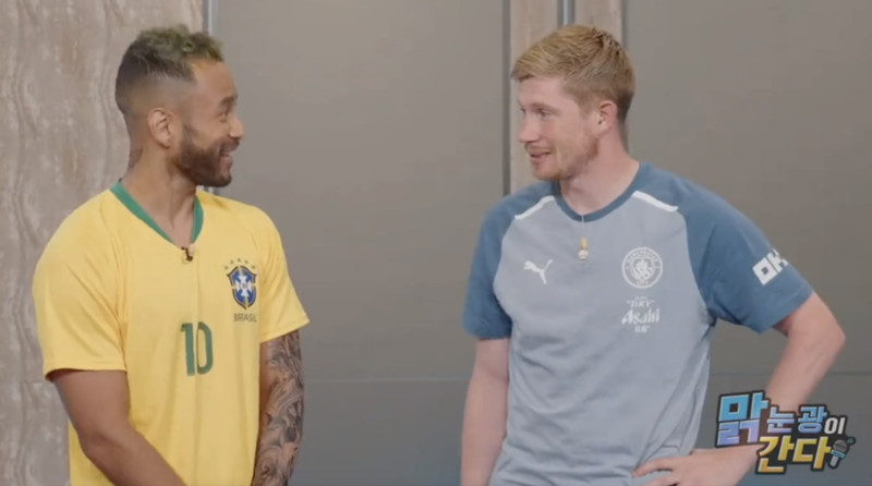 De Bruyne schittert als grapjurk op de Koreaanse tv (video’s)