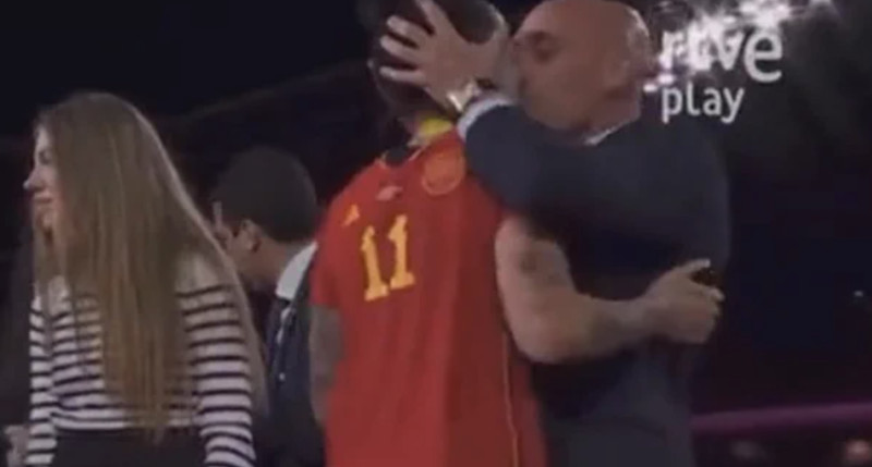 Bondsvoorzitter kust speelsters na wereldtitel iets te heftig op de mond (video)