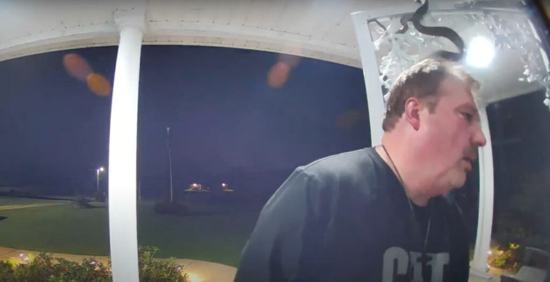 Slang aan de veranda deur verwelkomt gasten op onaangename manier (video)