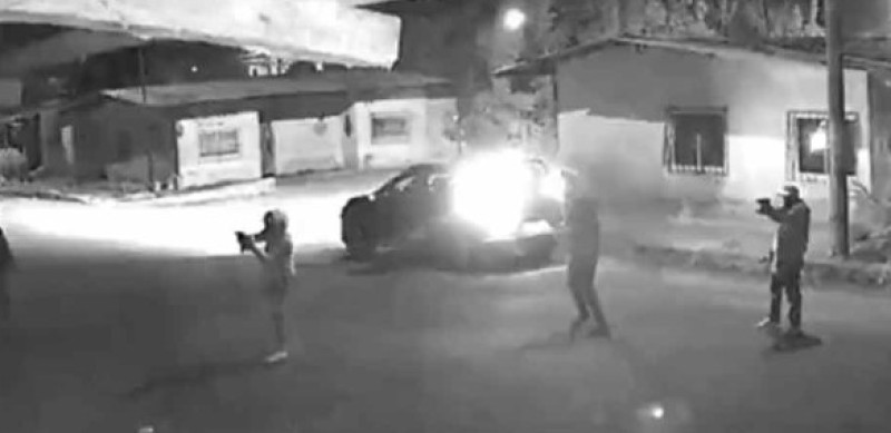 Schietgrage criminelen blazen zichzelf op in auto (video)