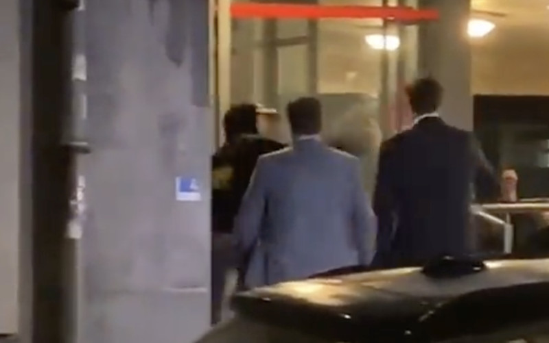 Thierry Baudet krijgt stevige klap op zijn hoofd in Gent (video's)