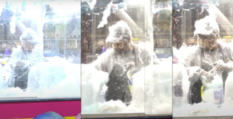 Suikerspinverkoper zit in een plakkerige situatie (video)