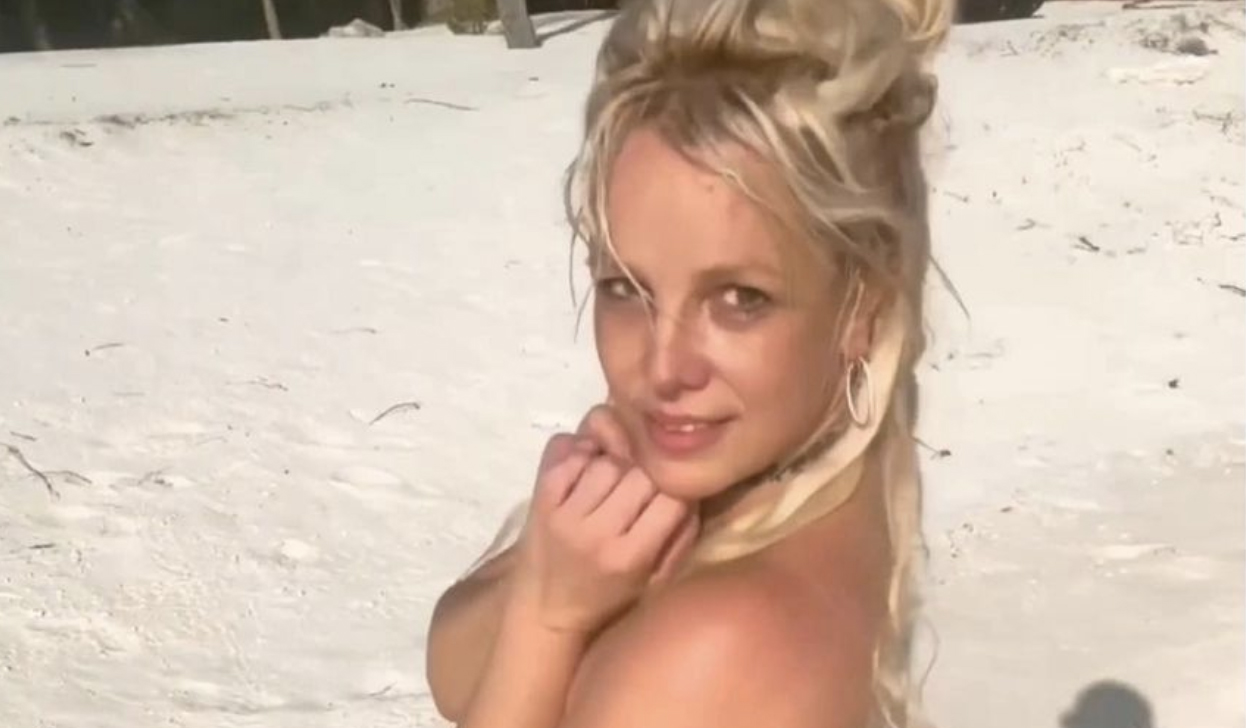 Britney Spears gaat (alweer) naakt (foto/video)