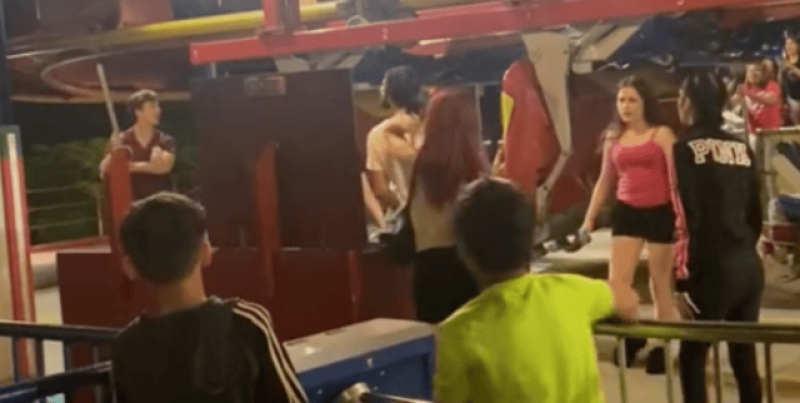 Tieners slaan pretparkbediende in elkaar terwijl attractie gaande is (video)