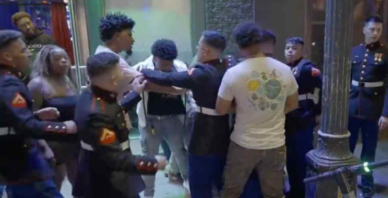 Bende mariniers en feestgangers gaan met elkaar op de vuist (video)