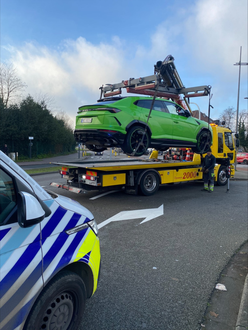 Politie Antwerpen, mogen we even jullie Lamborghini Urus lenen?