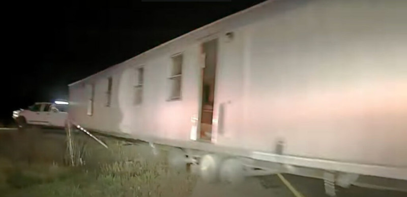 Politie achtervolgt man met een huis van 21 meter aan zijn trekhaak (video)